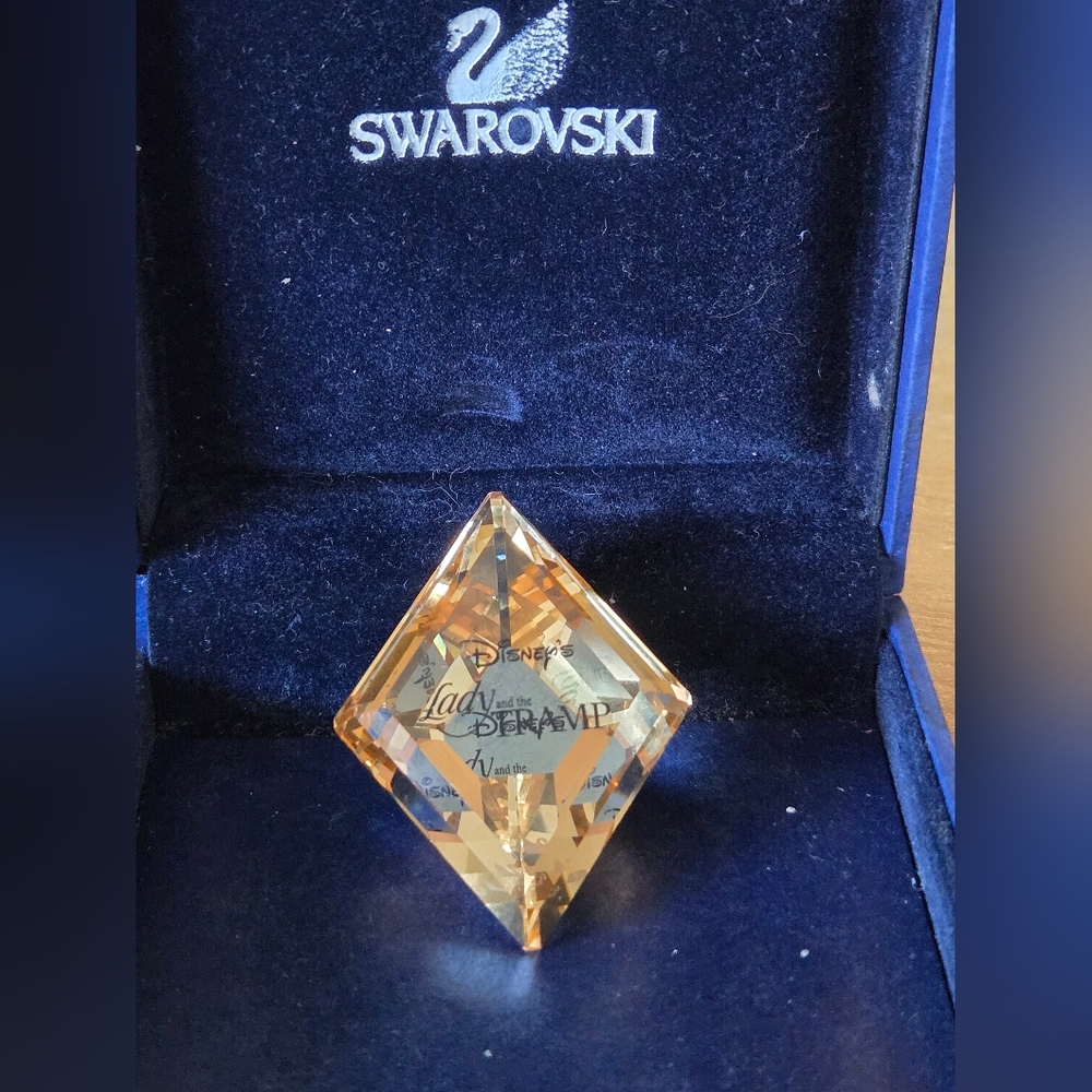 Figurine en cristal Swarovski Disney Lady and the Clomp plaque titre 2"
